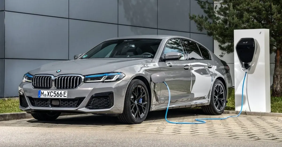 2021 G30 BMW 545e xDrive detailed - fastest BMW PHEV with 394 PS, 600 Nm; 0-100 km/h in 4.7 seconds!