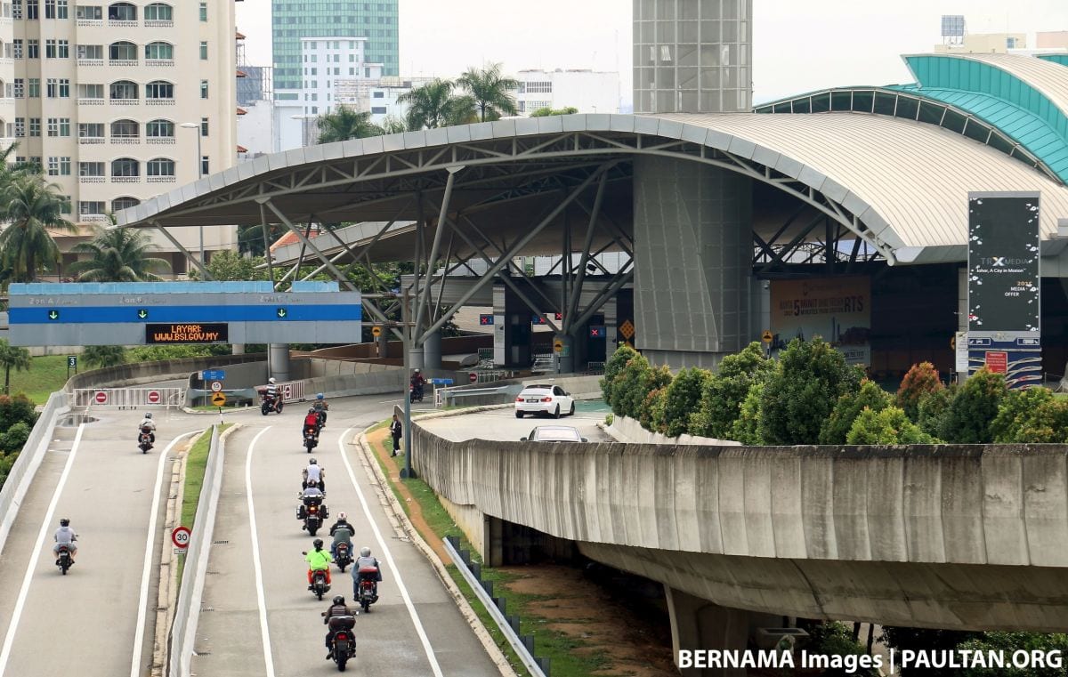 Malaysia-Singapore border opens today under RGL, PCA schemes - Johor looking into free bus for walkers