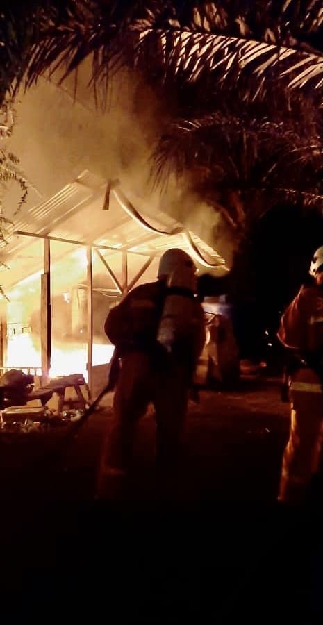 Family of four escape burning house in Batu Niah