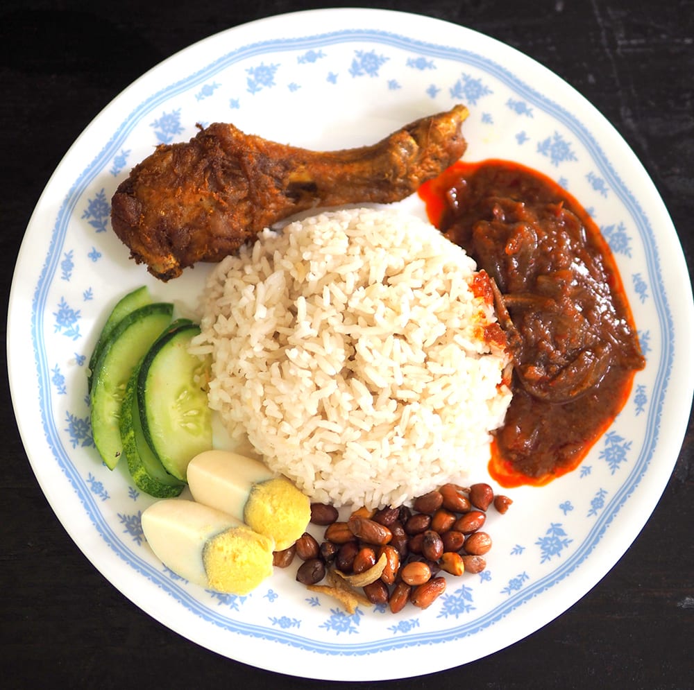 Support your local 'gerai' and takeaway 'nasi lemak' for your breakfast. — Pictures by Lee Khang Yi