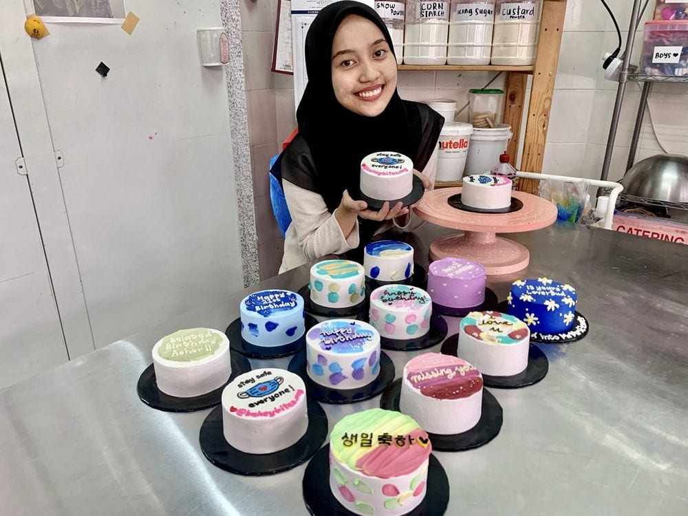 Minimalist Korean-style cakes have become a lifeline for Nuraina Ezzati Abdul Rahman after experiencing sales decline following a closure of her bakery shop due to MCO. — Bernama pic