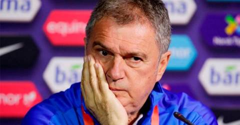 UEFA bans Serbia coach Tumbakovic, fines FA for delayed kickoff