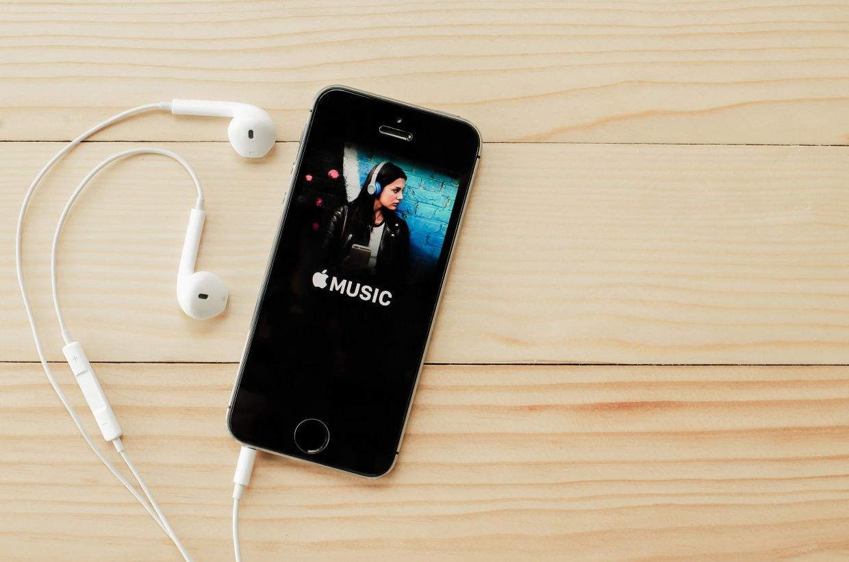Музыка apple телефон. Iphone lossless наушники. Звук Apple. Наушники Drop. Apple Music 2022 обложка.
