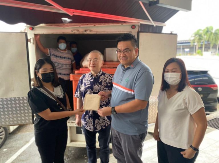 Over RM40,00 raised for UTAR Hospital during Pasir Gudang MCA charity sale