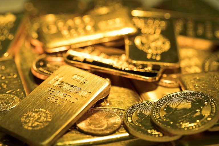 Gold prices dip as lofty U.S. dollar smothers appeal
