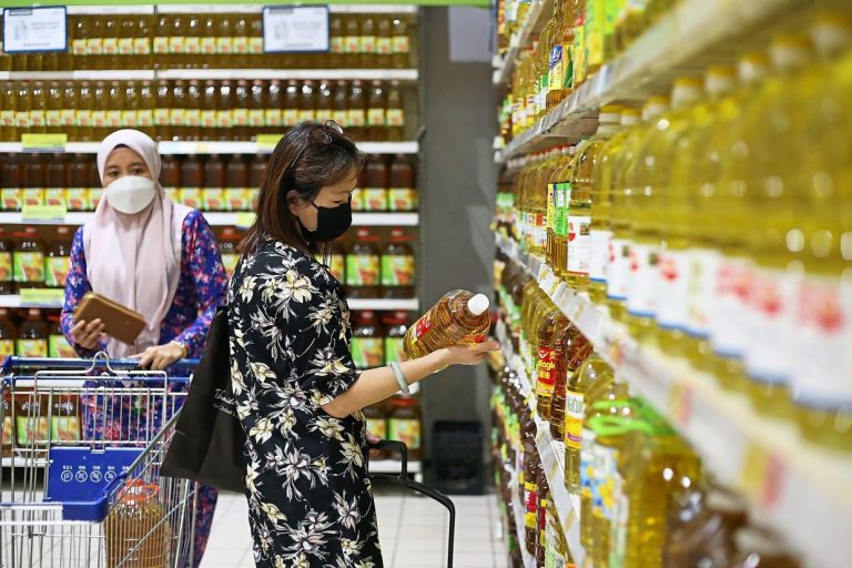 Price of cooking oil will be based on market palm oil prices, says Annuar