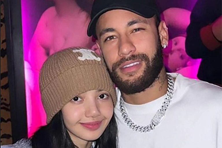 Blackpink’s Lisa poses with footballer Neymar in Paris